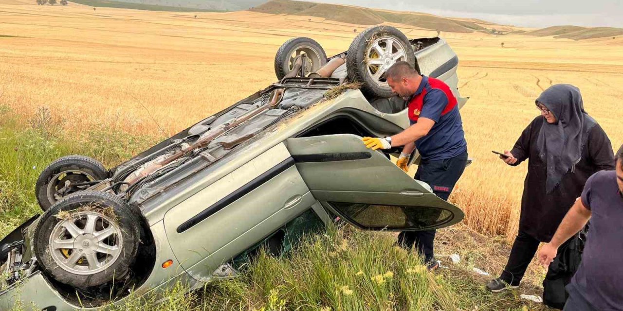 Yağmurun kayganlaştırdığı yolda otomobil takla attı: 3 yaralı