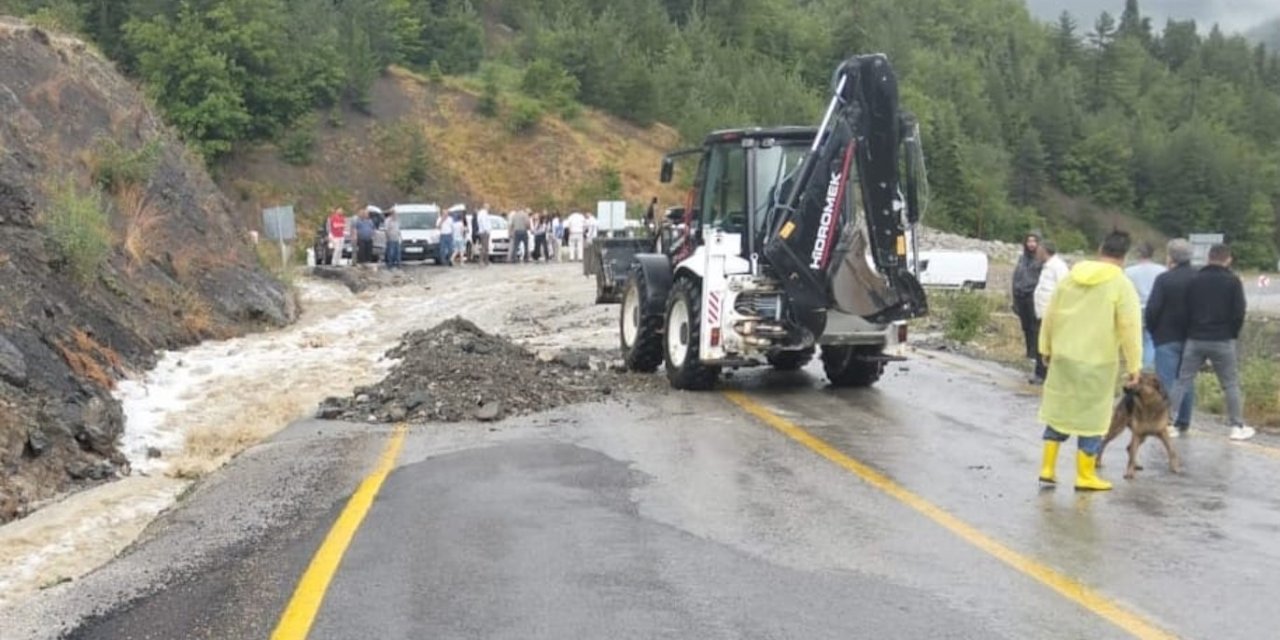 Kastamonu’da kuvvetli sağanak karayolunu ulaşıma kapattı