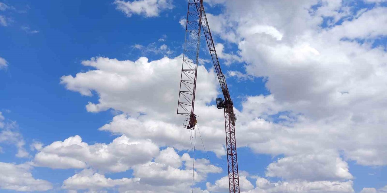 Yük zincirinden kopan çengel, inşaat işçisinin üzerine düştü