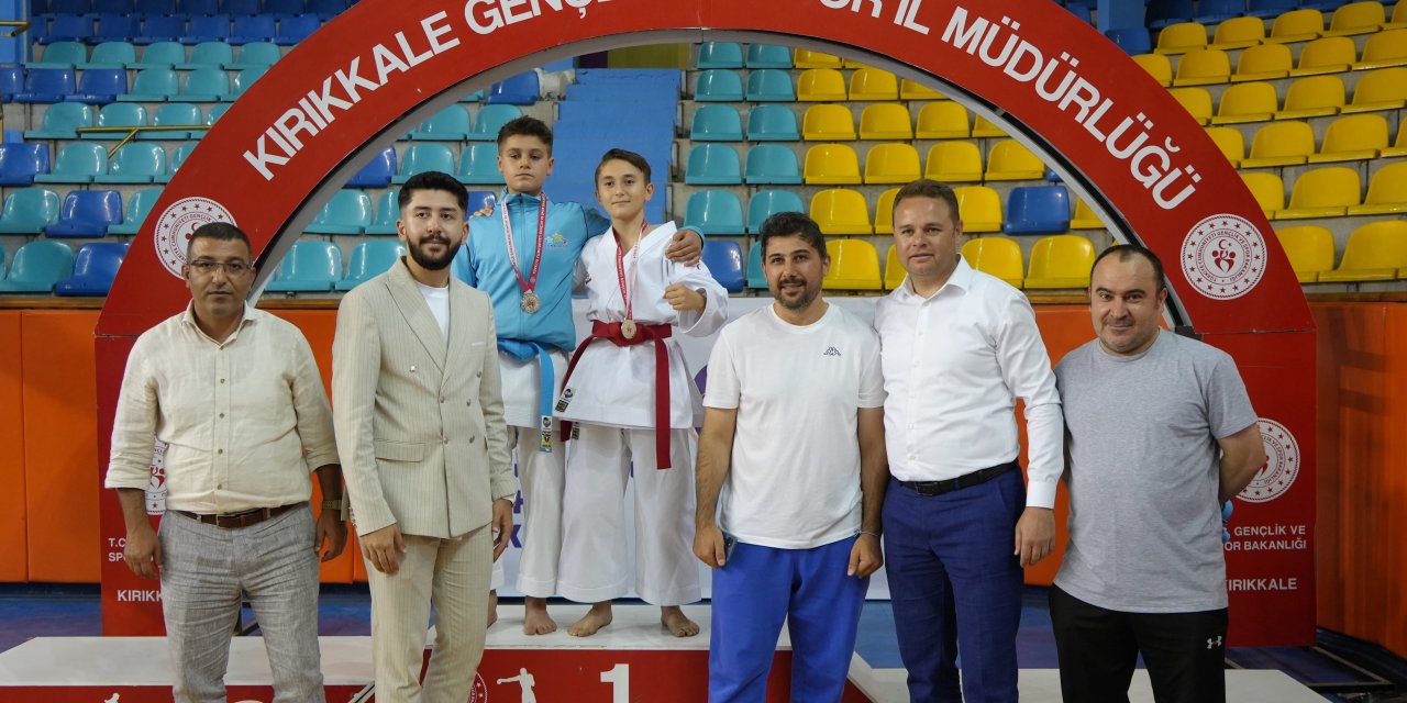 Karateciler madalya için ter döküyor