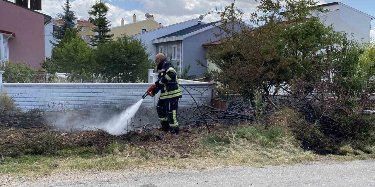 Otluk alanda çıkan yangın evlere sıçramadan kontrol altına alındı