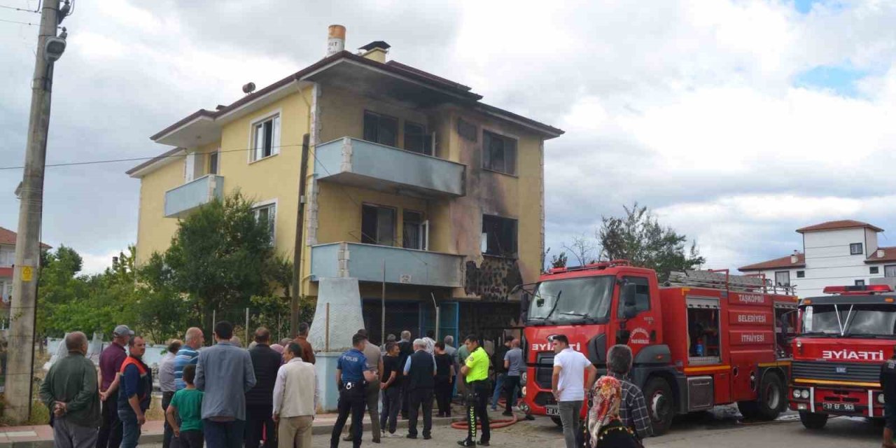 Televizyonun patlaması 3 katlı evi küle çevirdi
