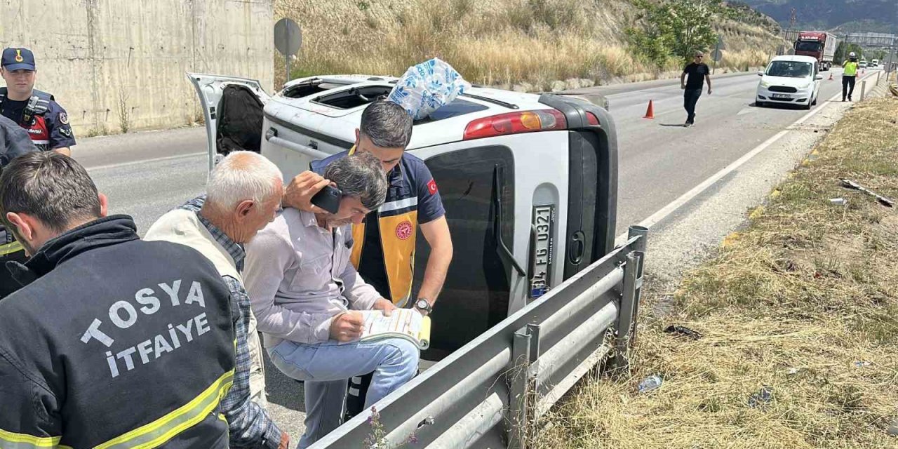 Kastamonu’da hafif ticari araç yan yattı: 2 yaralı