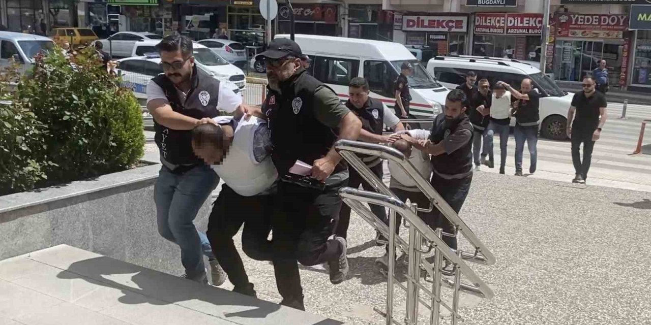 Cesedi gömülü halde bulunan şahsın katil zanlıları adliyeye sevk edildi