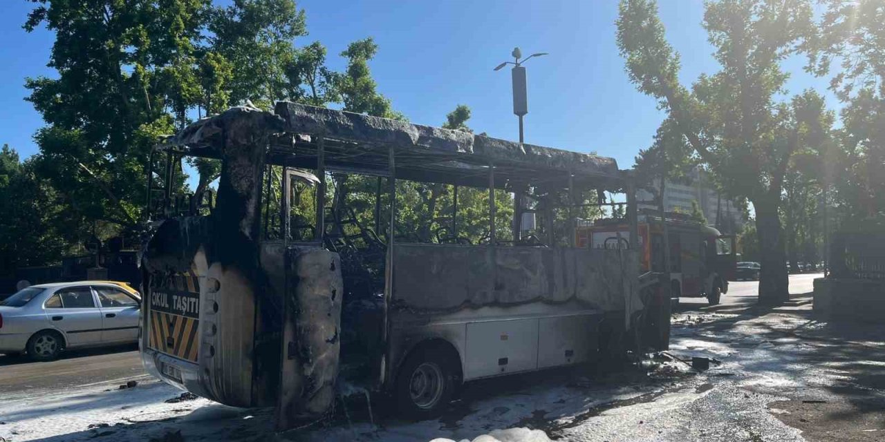 Ankara’da yanan minibüs kullanılamaz hale geldi