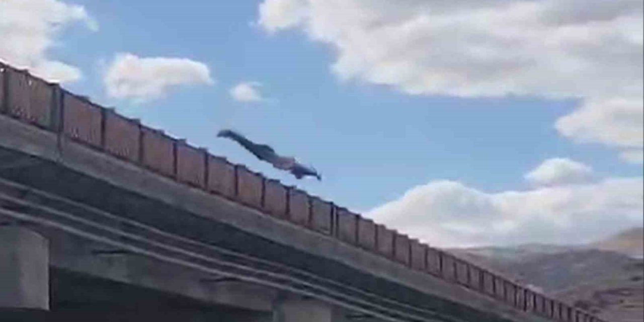 Arkadaşlarıyla iddialaştı, köprüden atladı: O anlar kamerada