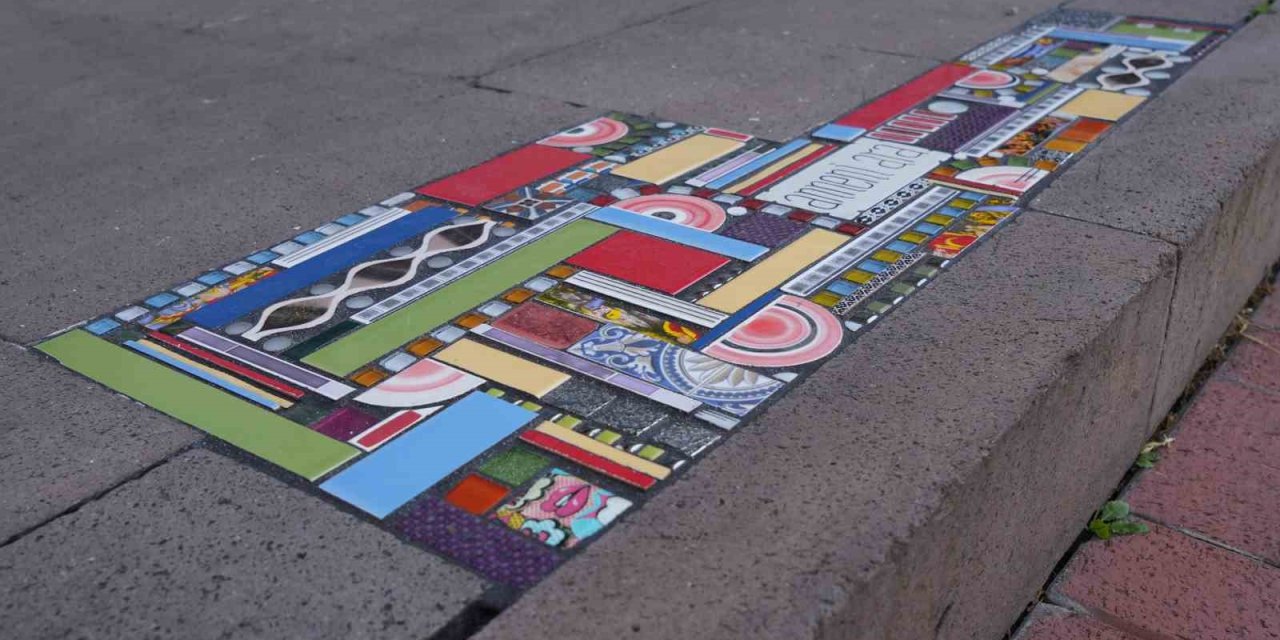 Başkent sokaklarındaki çatlaklar mozaikle renklendirildi