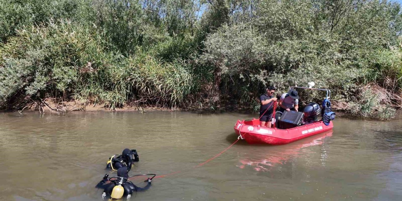 İddia uğruna atladığı Kızılırmak’ta kayıp genci arama çalışmaları sürüyor: Kurbağa adamlar suyun dibini tarıyor
