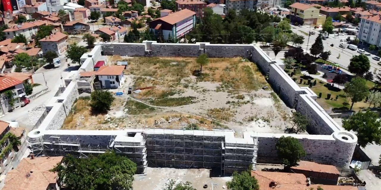 2010 yılına kadar insanların yaşadığı tarihi kalede restorasyon çalışmaları sürüyor