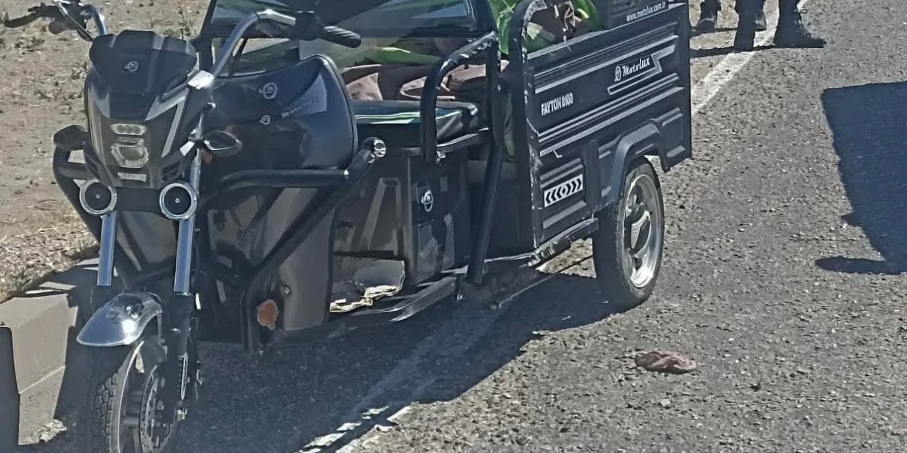 Ankara’da tırın sıkıştırdığı 3 tekerli motosiklet devrildi: 3 yaralı