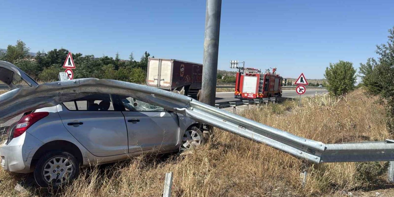 Çorum’da otomobil bariyerlere girdi: 1 yaralı