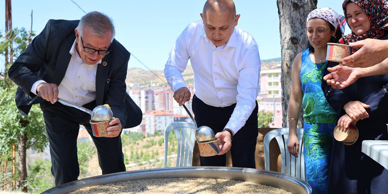 Adnan Menderes Parkı’nda aşure bereketi paylaşıldı