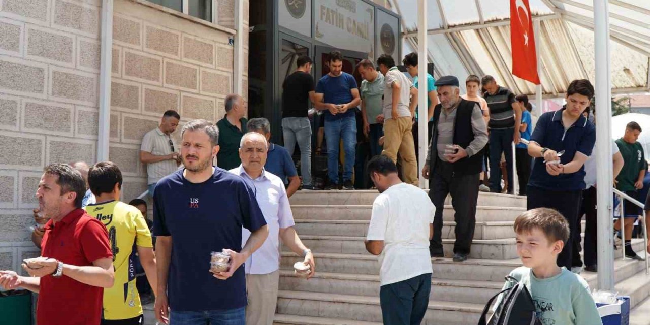 Beypazarı’nda cuma çıkışında aşure dağıtıldı