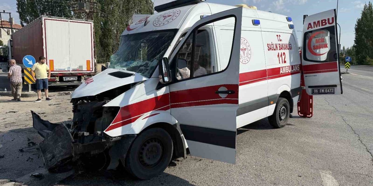 Ankara’da tır ile ambulans çarpıştı: 5 yaralı
