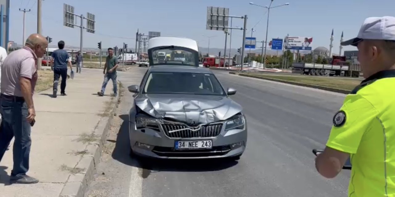 Çorum’da iki otomobil çarpıştı: 3 yaralı