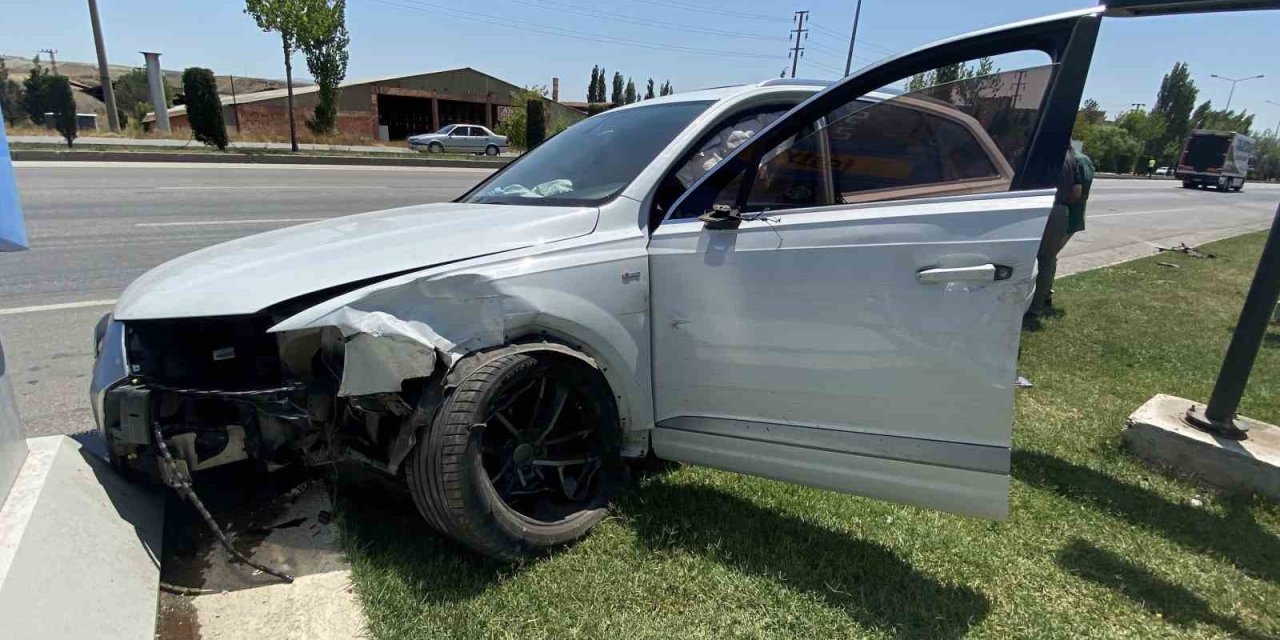 Kaza yapan otomobilden burnu kanamadan çıktılar