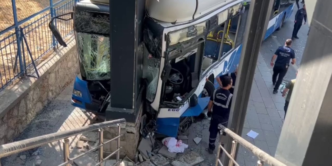 Ankara’nın Keçiören ilçesinde bir EGO otobüsü kaza yaptı. Kazada çok sayıda yaralı olduğu belirtildi.