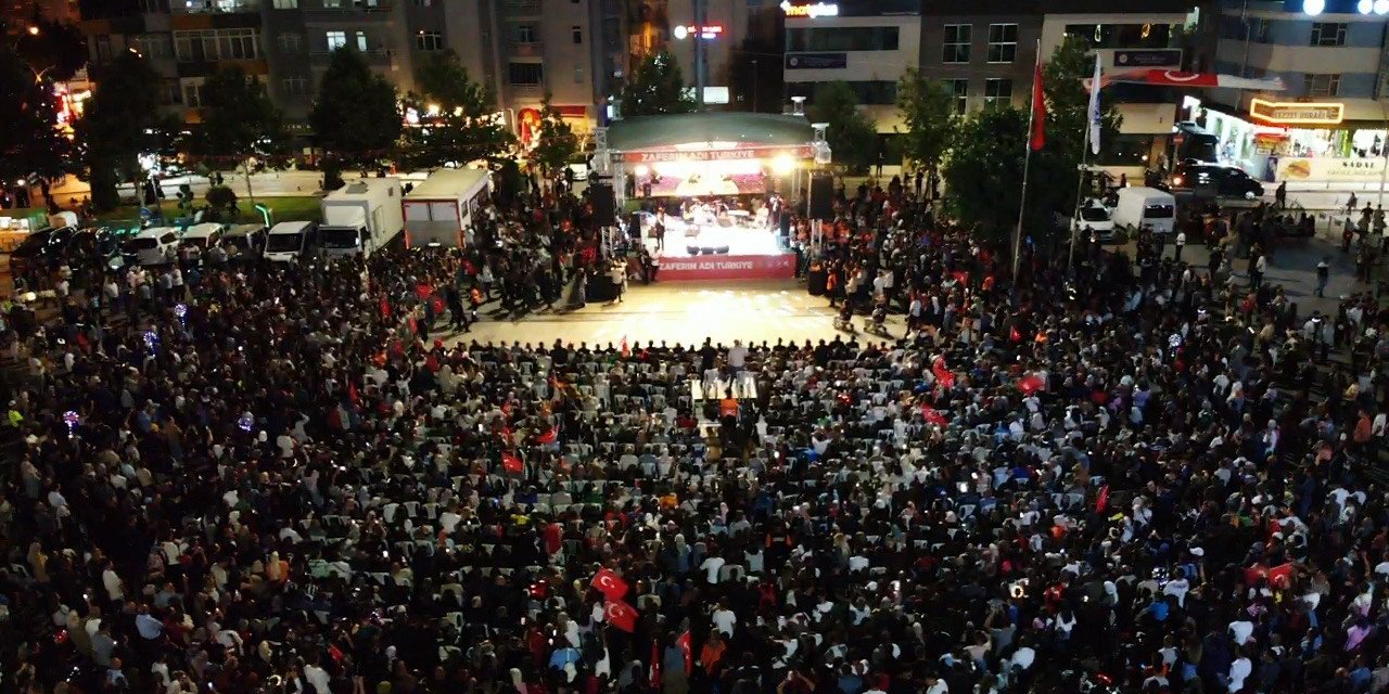 Çorum’da binlerce kişi 15 Temmuz şehitlerini andı: Ahmet Şafak türküleriyle duygulandırdı