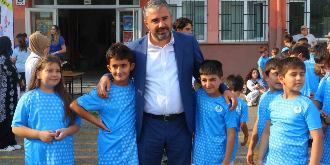 Pursaklar Belediyesinden yaz spor okullarına forma desteği