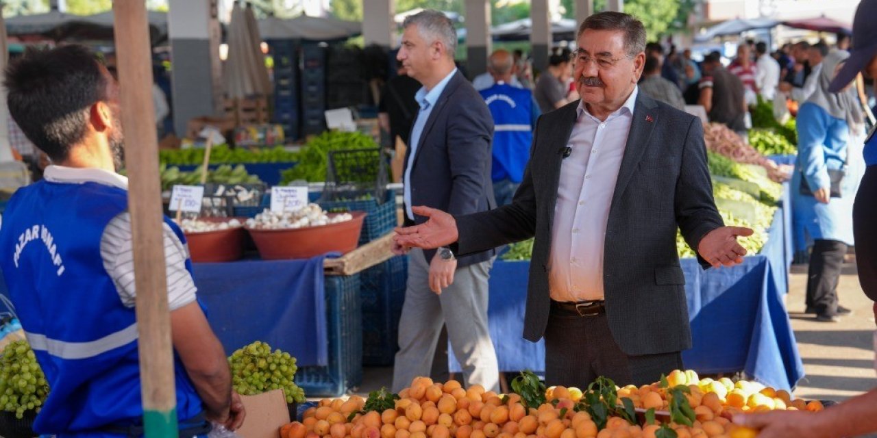 Başkan Odabaşı semt pazarında vatandaşların ve esnafın taleplerini dinledi
