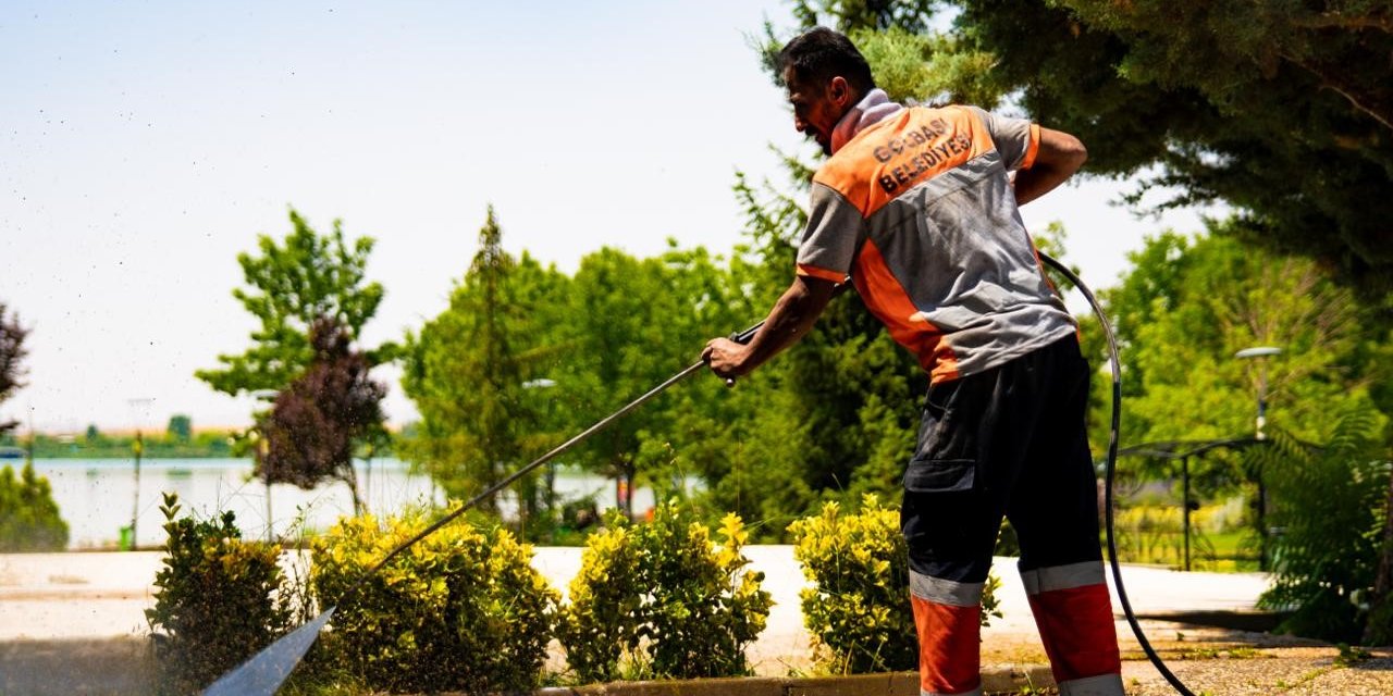 Atatürk Sahil Parkı’nda temizlik ve bakım çalışması yapıldı