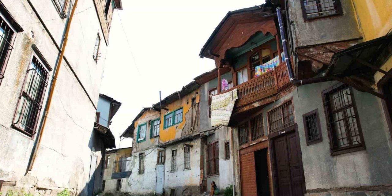 Bir dönemin parlayan mahallesi, bugün zamana direniyor