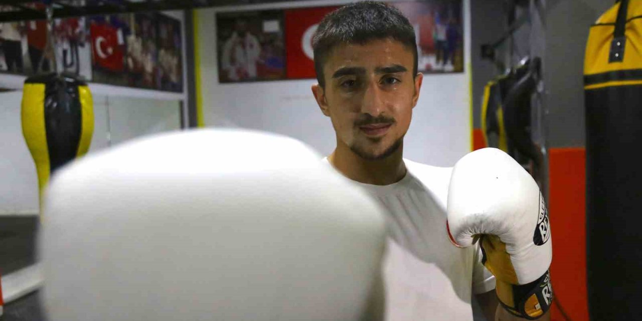 Gündüz sanayide, akşam ringde ter döküyor