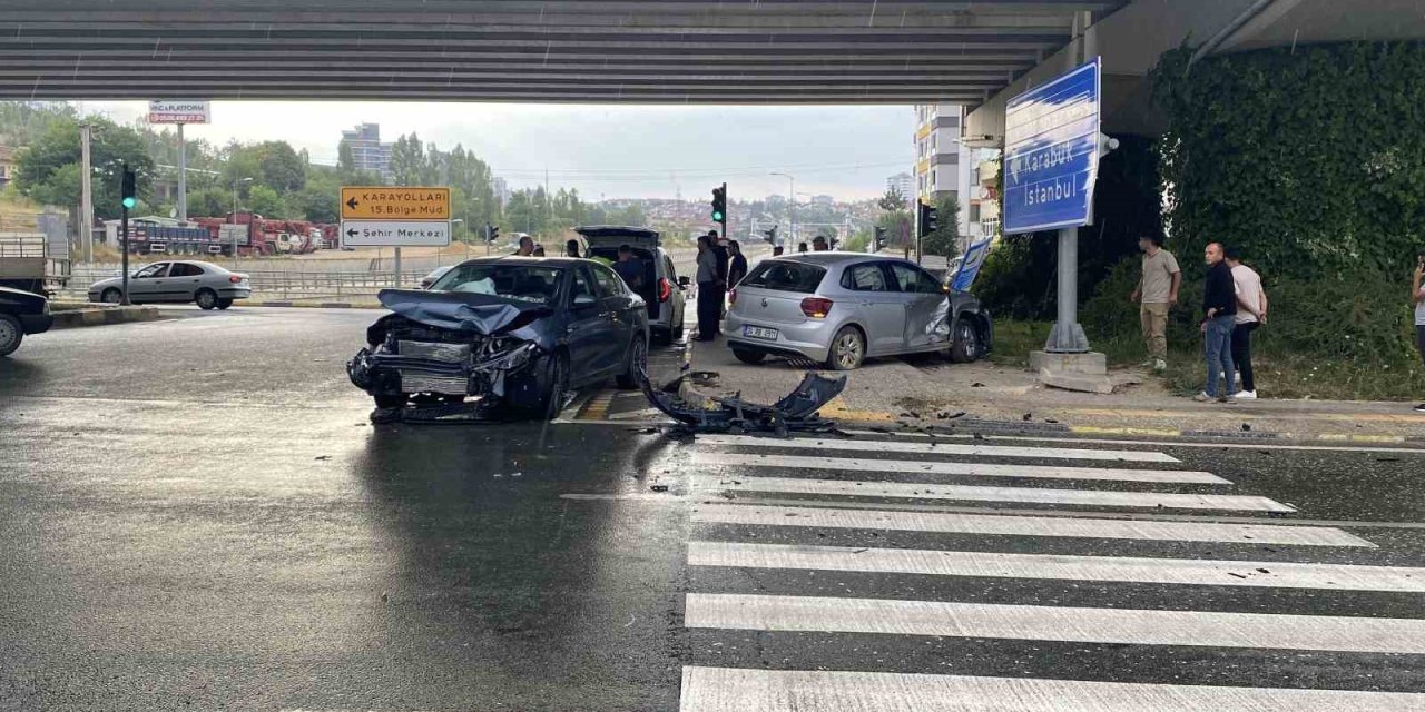 Kastamonu’da üç araç birbirine girdi: 5 yaralı