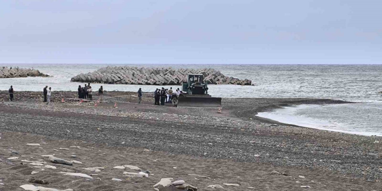 Sahilde güneşlenirken iş makinesinin altında kalarak can verdi