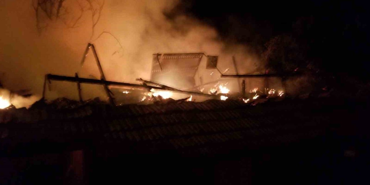 Çorum’da çıkan yangında 2 ev, 2 garaj ve 1 ahır kül oldu