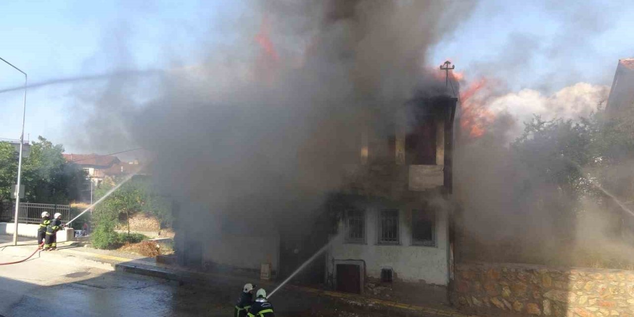 Tarihi külliyenin yanındaki metruk binada çıkan yangın korkuttu