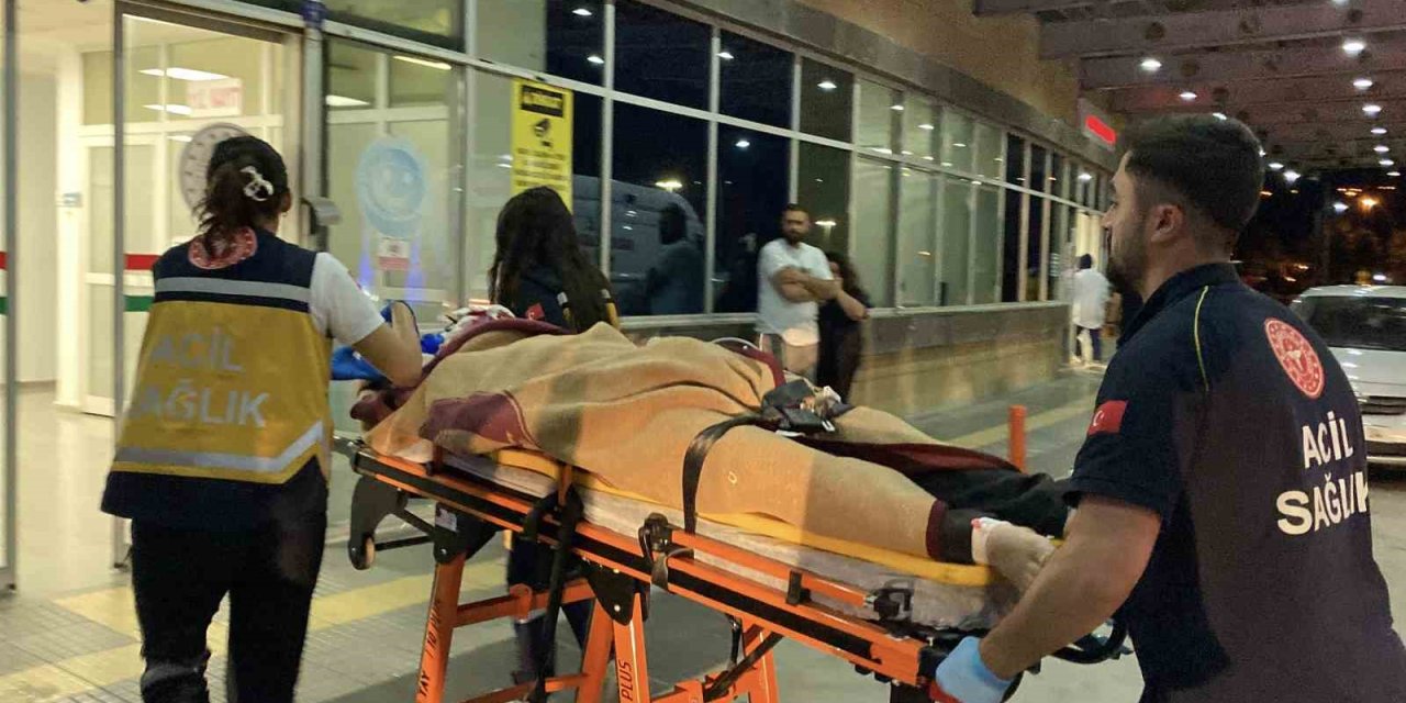 Araç içinde tabanca ateş aldı, bir kişi ağır yaralandı... O anlar kamerada