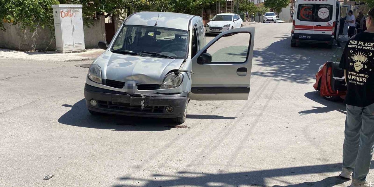 Çorum’da hafif ticari araç ile otomobil çarpıştı