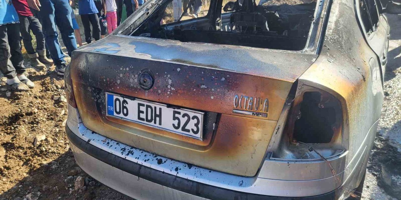 Çorum’da park halindeki araç alev alev yandı