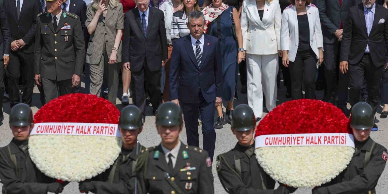 CHP Genel Başkanı Özel, Lozan Antlaşması’nın 102’nci yıldönümünde Anıtkabir’i ziyaret etti