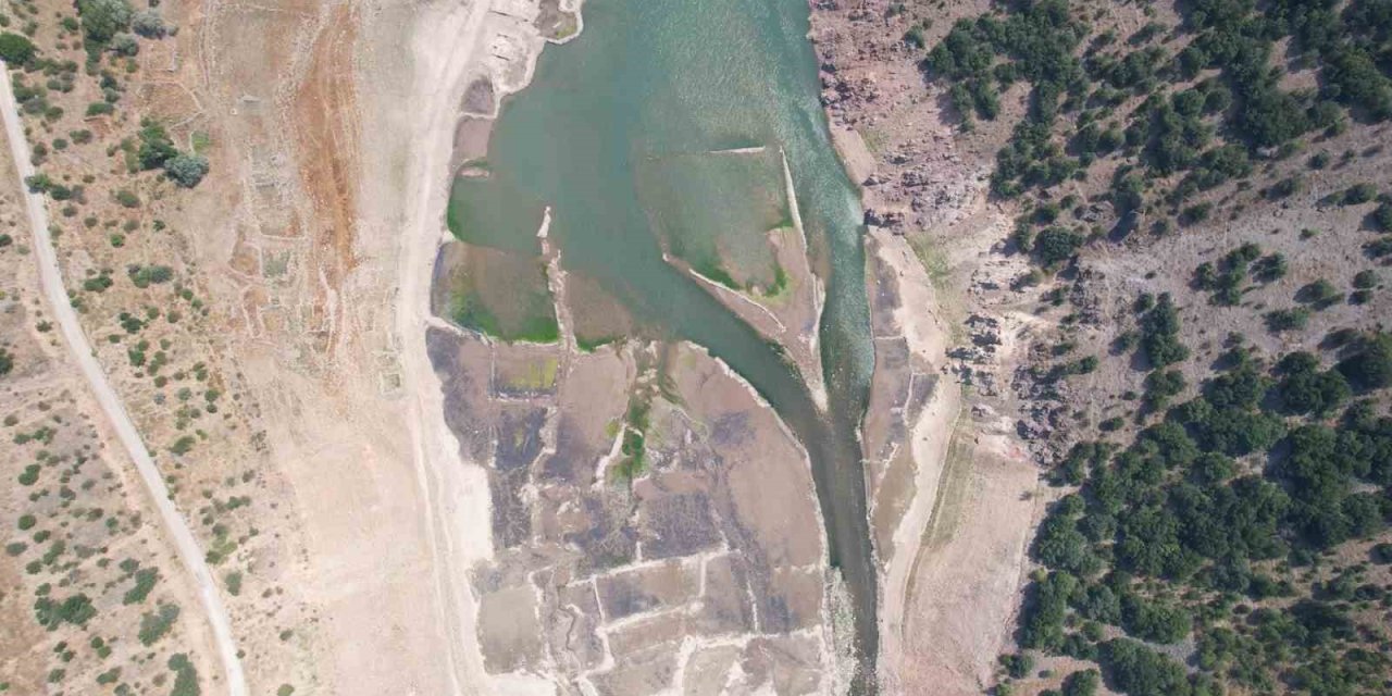 Barajlarda kritik alarm: Eski köyler gün yüzüne çıktı