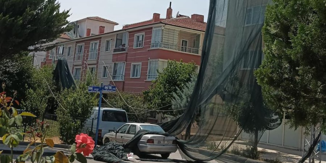Ankara’da rüzgar sera örtülerini uçurdu