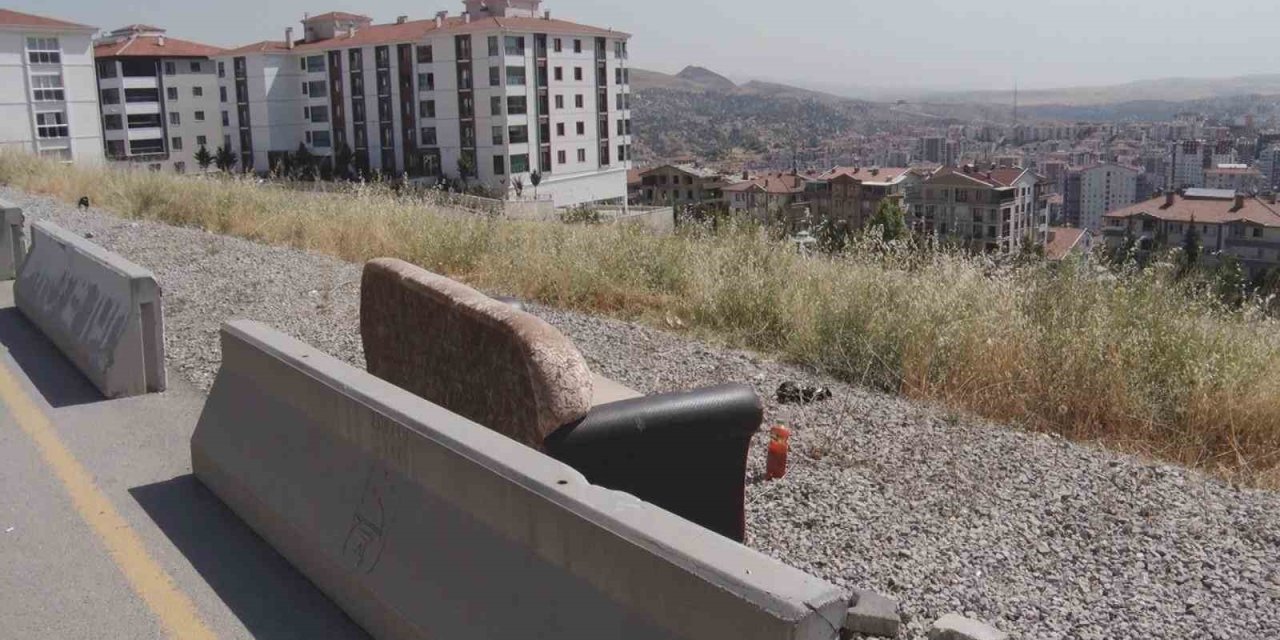 Kontrolden çıkan otomobilin gençlere çarpma anı güvenlik kamerasına yansıdı