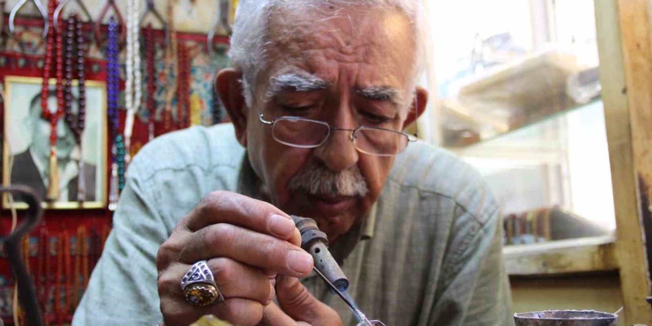 57 senedir gümüşü sanata dönüştürüyor: En büyük korkusu dükkanının kapanması