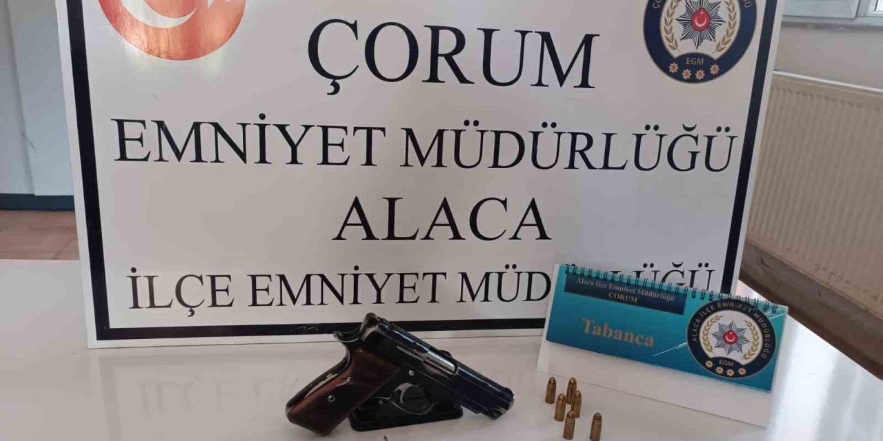 Alaca’da trafik denetiminde ruhsatsız silah ele geçirildi