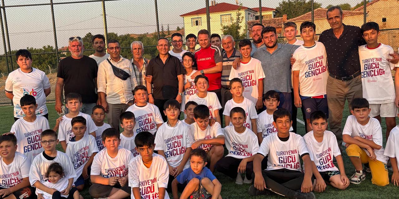 Aşağımahmutlar’da gençler halı sahada buluştu