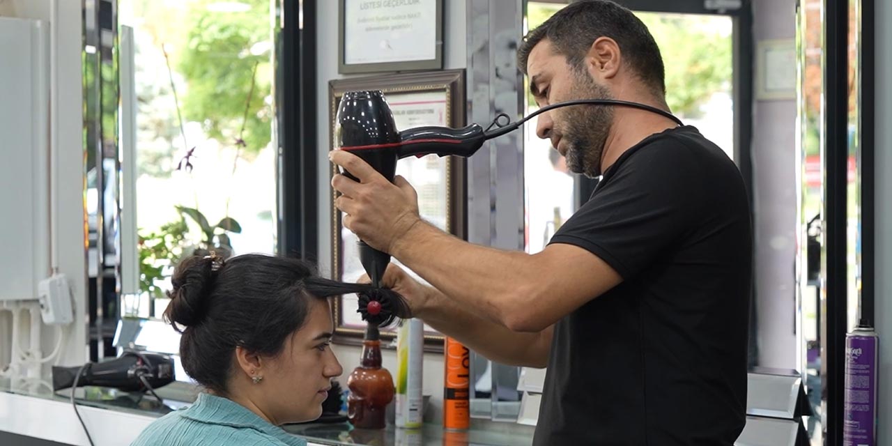 Boğazına şeker kaçan çocuğu kuaför kurtardı