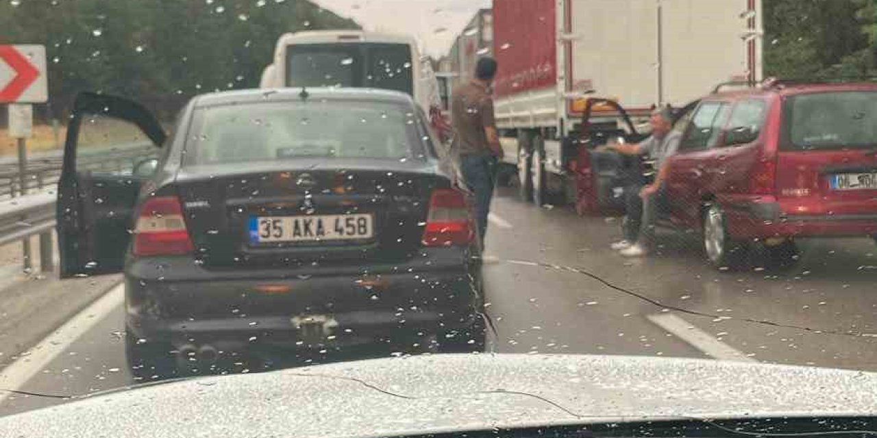 Tır, otomobili 30 metre sürükledi: Şans eseri yaralanan olmadı