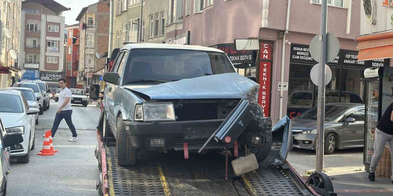 Kazaya karışan iki araç savrularak iş yerlerinin duvarına çarptı: 1 yaralı