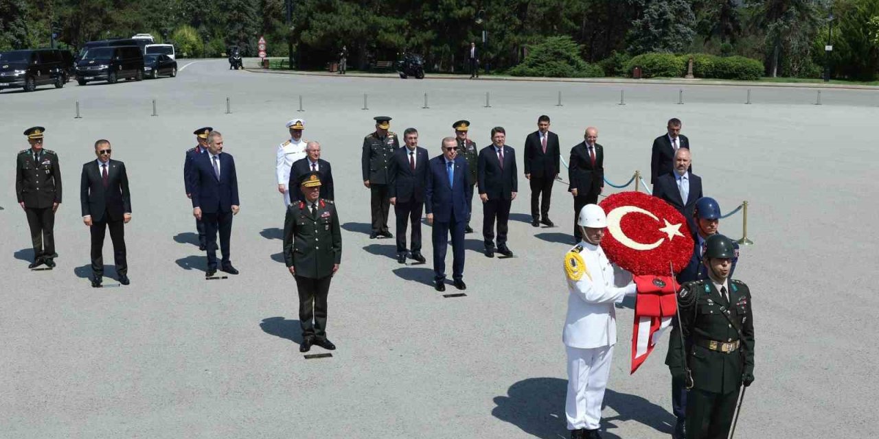 Cumhurbaşkanı Erdoğan başkanlığındaki YAŞ üyeleri Anıtkabir’i ziyaret etti