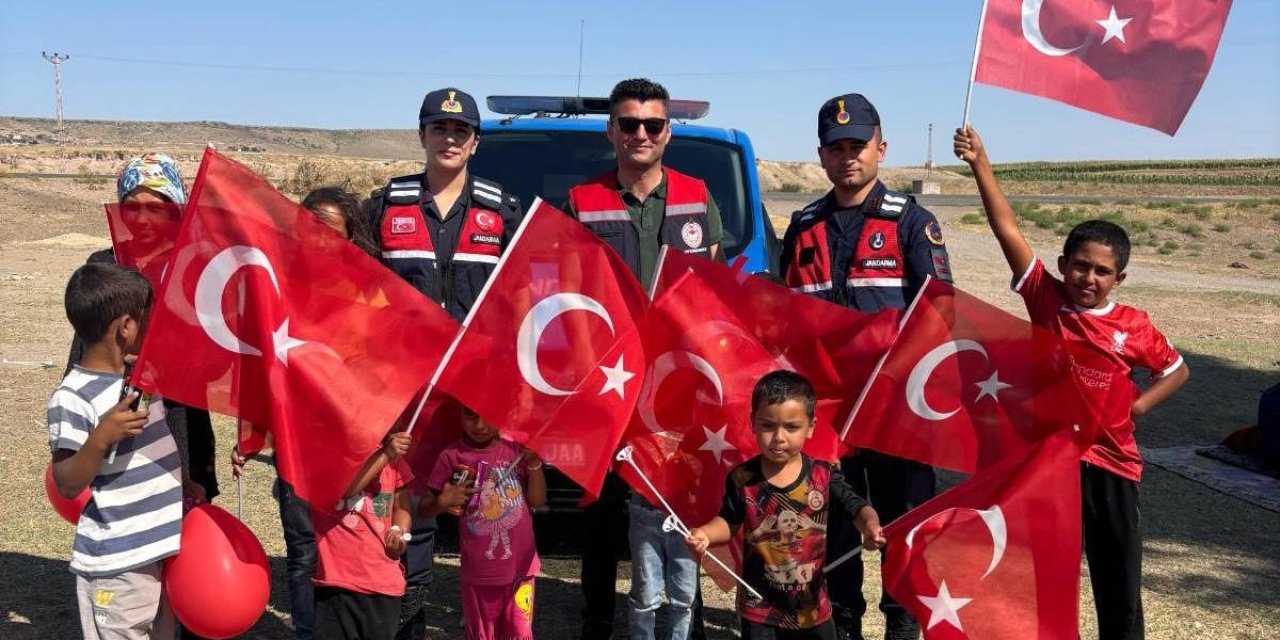 Kırşehir’de jandarma, tarım işçilerinin çocuklarıyla buluştu