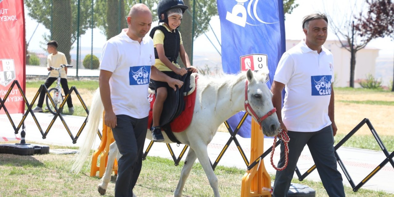 Yozgat’ta minikler at binmenin heyecanını yaşadı