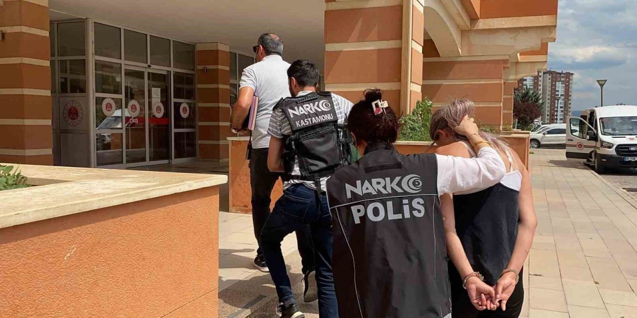 Trafik ekibinin durdurduğu motosikletteki şahısların üzerinden uyuşturucu çıktı: 2 tutuklama