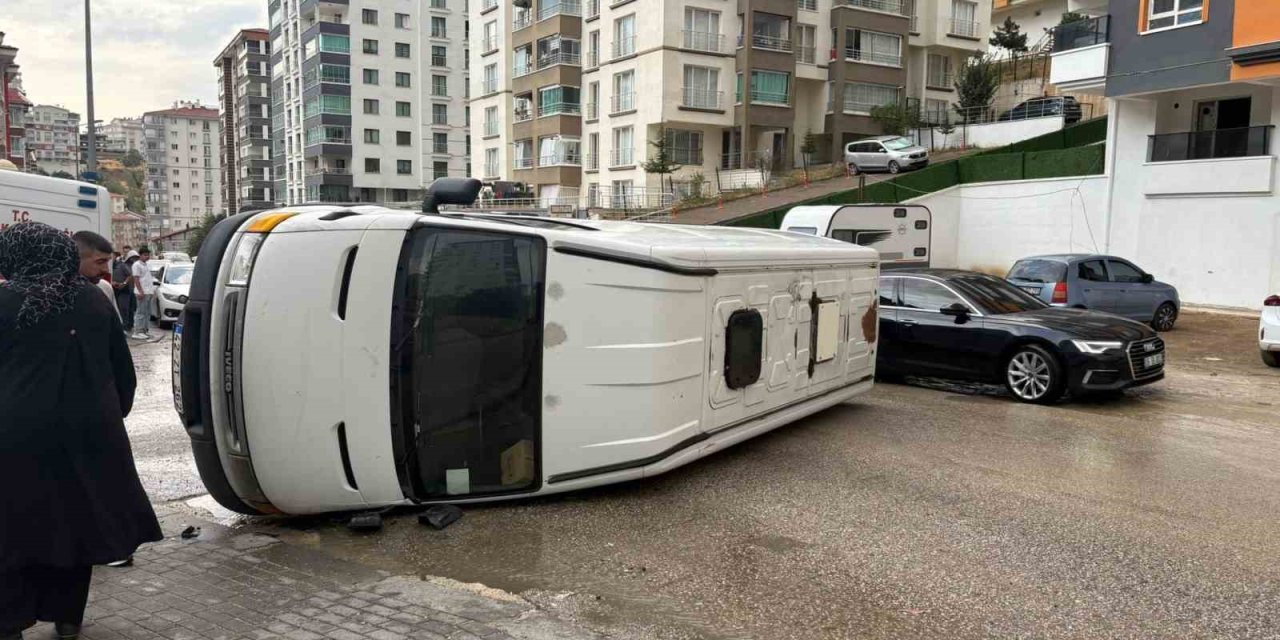 Ankara’da minibüs yol kenarına devrildi