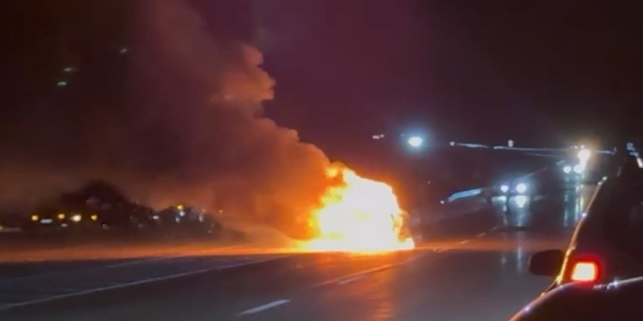 Kendiliğinden yanan araç alev topuna döndü